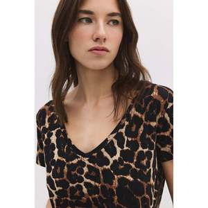 Camiseta informal con estampado y cuello en V de viscosa/poliéster - Product Image 2