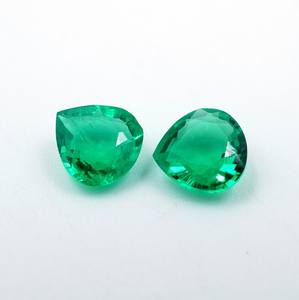 Paire de pierres précieuses émeraude colombienne de culture, pierres facettées en forme de cœur de 0,75 ct - Product Image 1