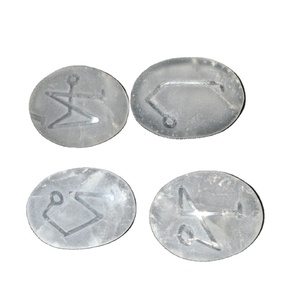 Arco grabado en relieve de cuarzo, piedras de Reiki naturales - Product Image 1