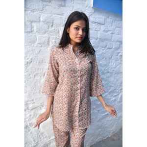 ชุดเซ็ตพิมพ์ลายดอกไม้คลาสสิก งานแฮนด์เมด เบาสบาย ชุดลำลอง 2 ชิ้น กางเกงขาสั้น ไซส์ XS ความยาวสามส่วน สำหรับฤดูใบไม้ผลิ/ฤดูร้อน - Product Image 1