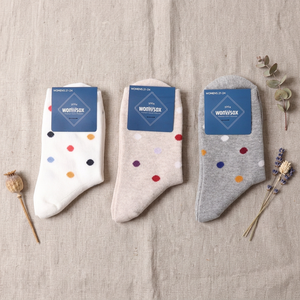 Chaussettes mi-mollet en tricot à motif à pois mignonnes pour femmes avec ajustement breveté à 90 degrés et design antidérapant - Product Image 1