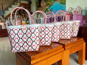 Sac fourre-tout tissé écologique avec un design artistique idéal pour les sorties décontractées et à la plage - Product Image 2