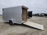 Remorque de transport fermée ENCLOSE 6X12 avec rampe et porte latérale, finition argentée, capacité de charge utile de 1001-2000 kg