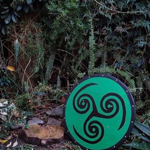 Escudo Vikingo JEXMOO Hecho a Mano de 24 Pulgadas, de Madera y Acero con Alto Contenido de Carbono, Diseño de Copa Central, con Soporte Compatible y Personalizable - Product Image 5