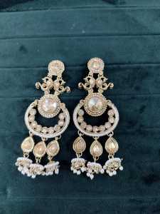 Boucles d'oreilles pendantes ethniques fusion indienne avec petits jhumkis en zircon plaqué or en alliage en forme de cloche pour mariages - Product Image 2