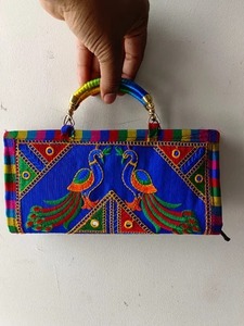 Sac à main à poignée artisanale avec design assorti et couleur de motif Sacs Banjara en tissu pour faveurs de mariage et occasion spéciale - Product Image 2