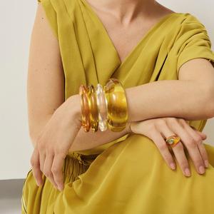 Atractivos Brazaletes de Resina Brillante Impermeables y Personalizables para Mujer con Diseño Moderno para Uso Diario y de Fiesta - Product Image 3