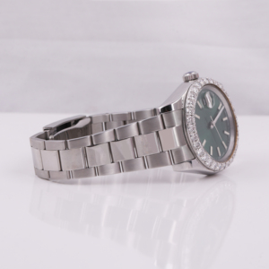 Montre-bracelet analogique en acier inoxydable de luxe et élégante avec cadran en verre vert et lunette glacée style diamant moissanite - Product Image 3