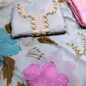 Costumes indiens de créateur modernes non cousus brodés à la main pour femmes pour les fêtes de style traditionnel - Product Image 1