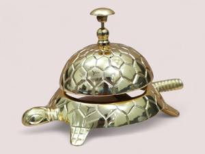 Cloche de table en aluminium faite à la main en forme de tortue, de haute qualité, idéale pour la décoration de la maison ou du bureau - Product Image 2