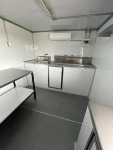 รถเทรลเลอร์ขายอาหารในห้องครัวเคลื่อนที่กลางแจ้งอุปกรณ์ครบครันสำหรับขนมขบเคี้ยวขนมฮอทด็อกลูกกวาดไอศกรีม