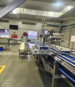 Máquina empacadora de bandejas de alimentos Bset Selling con cortador de película de sellado térmico completamente automático y estructura de mesa para sellado de platos de Almuerzo - Product Image 2