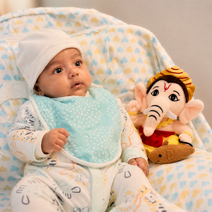 Petite figurine en peluche de 22 cm du dieu hindou Ganesha chantant des mantras, pour les enfants de 2 à 4 ans, en provenance du Rajasthan - Product Image 2