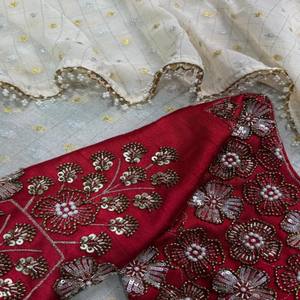 Sari VASTRA COTTAGE de Georgette Crujiente con Doble Bordado de Perlas y Encaje Dorado y Plateado, Blusa de Seda Gadwal con Cuentas y Perlas - Product Image 3