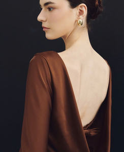 Elegante Vestido Mini de Satén Color Caramelo - Seductor Vestido de Manga Larga con Cuello Barco Hecho en Vietnam - Product Image 2