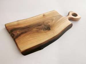 Planche à découper en noyer de qualité supérieure, planche de cuisine en bois massif rustique avec poignée pour la préparation des aliments, le service et une présentation élégante - Product Image 1