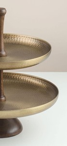 Support à gâteau vintage en bois et métal à 2 niveaux, finition laiton martelé, plateau rond pour desserts, idéal pour les buffets, la restauration et la décoration de table - Product Image 6