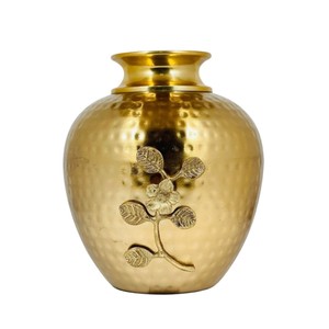 Florero artesanal de latón dorado con forma de Matka con acabado martillado y diseño floral para la decoración del hogar y la Oficina - Product Image 1