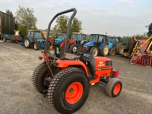 Tracteur compact ST-30 Kubota en très bon état sur pneus gazon, direction assistée, 4wd,30hp, hydrostatique - Product Image 3