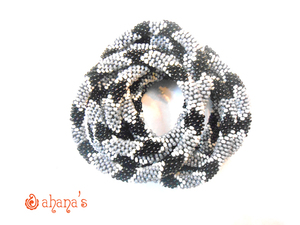 สร้อยข้อมือลูกปัดแก้วถักโครเชต์ทำด้วยมือจากเนปาล100% คุณภาพสูงที่มีไข่มุกสำหรับงานแต่งงานและปาร์ตี้ - Product Image 4