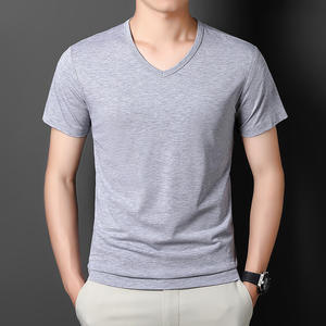 Camiseta de Alta Gama para Hombre, Cuello en V, Color Sólido, de Verano, de Manga Corta, de Modal, Algodón y Seda de Hielo, con Diseño Estampado y Bordado con Logotipo Personalizado OEM - Product Image 2