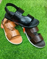 Pantoufles en cuir PU pour hommes Sandales décontractées à enfiler avec semelle en PU souple Sandales à la mode pour hommes avec logo personnalisé Vente en gros d'été