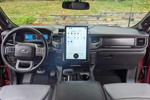 Ford F-150 Lightning Lariat AWD 2022 d'occasion en excellent état, sans accident, conduite à gauche/droite - Product Image 4