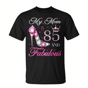 Maglietta per il 85° compleanno da donna. Celebra la fantastica ottava cinquevenna di mamma con il design 'My Mom Is 85 and Fabulous'. - Product Image 2