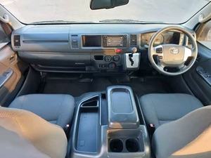 Auto Usado de Calidad a Precio Accesible, Toyota Hi-Ace 2018, Volante a la Derecha - Product Image 2