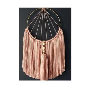 Art mural en macramé boho noué à la main au design symétrique adapté aux maisons décontractées détendues qui valorisent un décor artisanal lent - Product Image 1