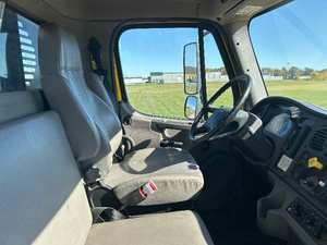 Camión de Plataforma M2 2020 – Potente Motor de 220 HP, Transmisión Automática de 7 Velocidades, Resistente y Duradero - Product Image 3