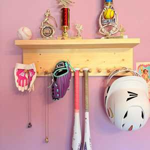 YEEYAYA Estante de Almacenamiento de Béisbol/Sóftbol de 2 Niveles para Montar en la Pared, Estante de Exhibición de Madera Hecho a Mano para 11 Bates, 6 Pelotas y Trofeos - Product Image 5