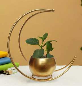 Florero Moderno de Metal con Acabado Dorado y Diseño Geométrico de Media Luna, Soporte Decorativo para Macetas de Mesa - Product Image 5
