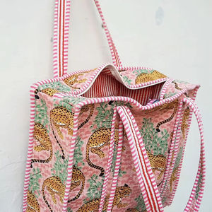 Sac fourre-tout léger imprimé tigre bohème moderne écologique Machine matelassé fermeture éclair durable élégant pour le week-end de tous les jours - Product Image 1