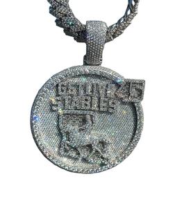 Ce superbe diamant rond rehaussé d'un pendentif Hip Hop Moissanite en argent sterling 925 crée un look élégant - Product Image 1