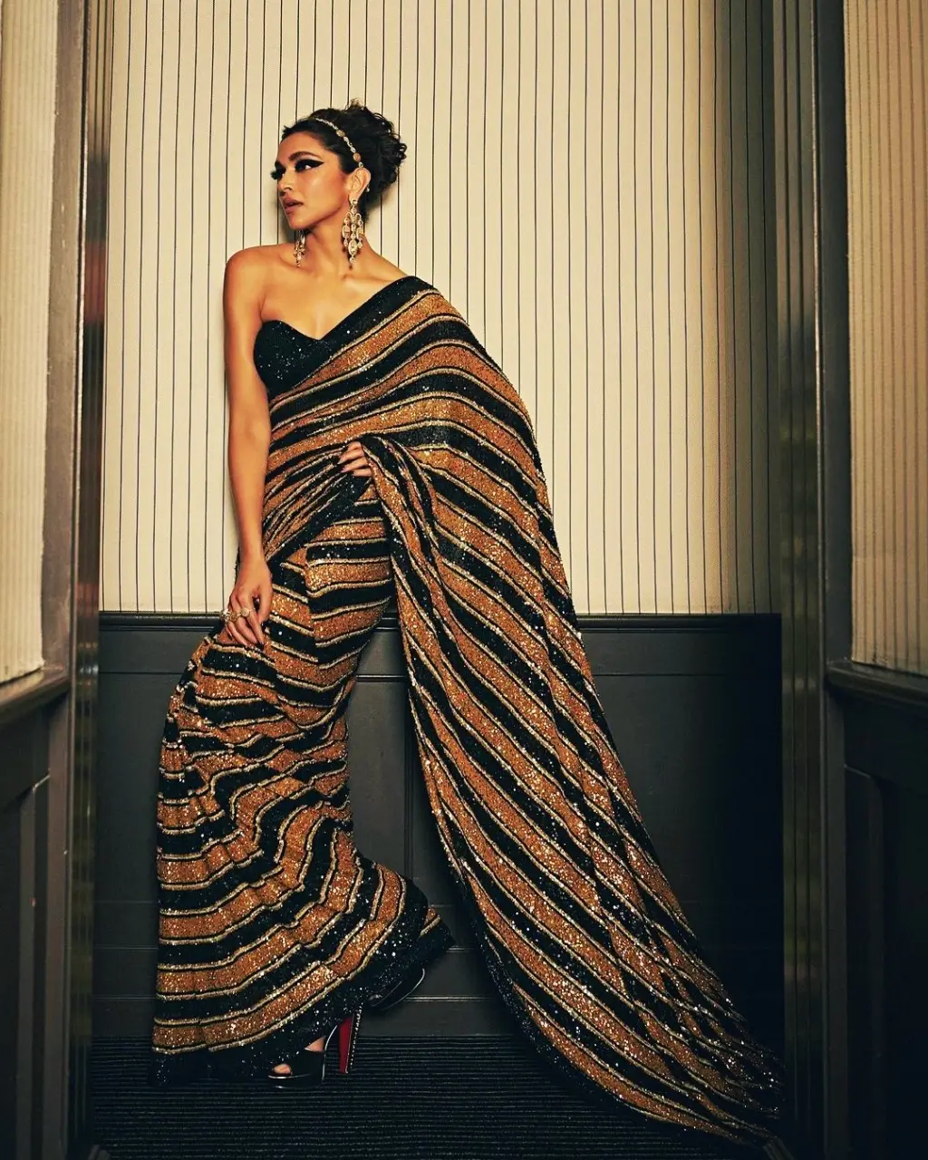 R & D esporta tessuto Georgette fantasia matrimonio/festa indossare sari indiani/paillettes striscia di lavoro Saree