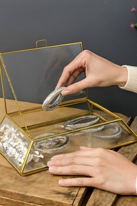 Joyero de cristal color dorado transparencia y opulencia perfecto para presentar colecciones de joyería fina con distinción - Product Image 6