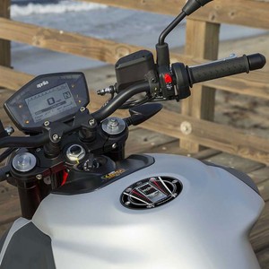 Adesivo 3D in Resina Impermeabile per Protezione Tappo Serbatoio Moto, Compatibile con Aprilia Shiver, per Decorazione - Product Image 1