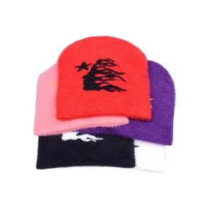 Bonnets unisexe d'hiver en mohair noir à bordure rouge avec logo personnalisé Bonnet d'hiver tricoté de couleur unie bon marché Bonnet en acrylique vierge OEM - Product Image 3