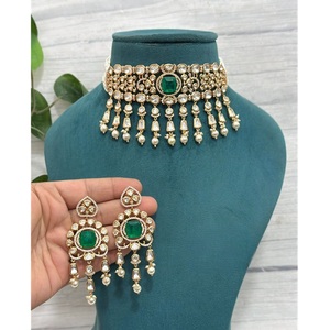 Elegante Juego de Collar y Aretes con Baño de Oro de la Mejor Calidad, Acabado Antiguo, Piedras de Circonita Cúbica con Aspecto de Perlas, Colección para Bodas - Product Image 1