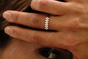 วงแหวนเพชรเรียงซ้อนกันได้สำหรับผู้หญิงดีไซน์คลาสสิกวงแหวนแต่งงานแบบสามแถว - Product Image 5