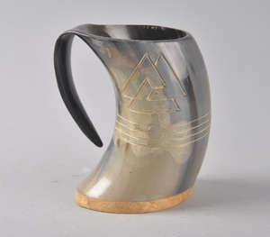 Mug à boire en corne de buffle authentique, artisanal, avec symbole Valknut gravé, style nordique traditionnel, poli - Product Image 1