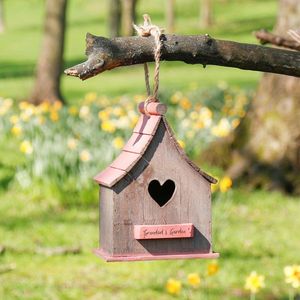 บ้านนกชุบสังกะสีทรงกระท่อมแขวนแบบชนบทพร้อมเสน่ห์จากไม้สไตล์โบราณและเสื้อกันฝนสำหรับนกขับขานขนาดเล็ก - Product Image 1