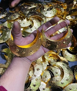 Pendiente liso con acabado de martillo de gran calidad superventas, pendiente colgante chapado en oro mate de latón para fiesta de chica a la moda - Product Image 2