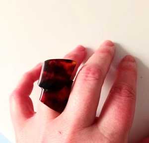 แหวนกระดองเต่าทำด้วยมือสไตล์วินเทจโทนสีเซลล์เซลลูลอยด์สไตล์โบฮีเมียนเครื่องประดับดีไซน์ย้อนยุคสีน้ำตาล - Product Image 3