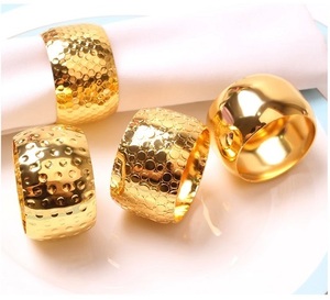 Anneaux de serviette en métal à breloques martelées en or pour la table de fête de Noël et de vacances Anneaux de serviette ronds décoratifs - Product Image 2