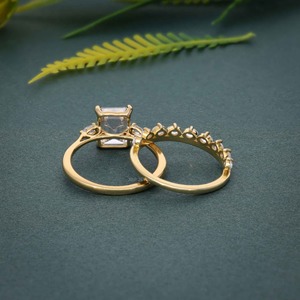 Ensemble de mariage moderne avec diamant de laboratoire émeraude VVS certifié IGI et bague de fiançailles en or 14 carats pour femme à prix réduit - Product Image 3