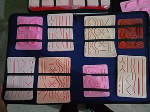 โรงพยาบาลเย็บชุดผ่าตัดสีแดงพร้อมแผ่นเย็บแผลขนาดใหญ่พิเศษ | แผ่นฝึกเย็บแผล | ชุดฝึกอบรมโดยเครื่องมือ Pissco - Product Image 5