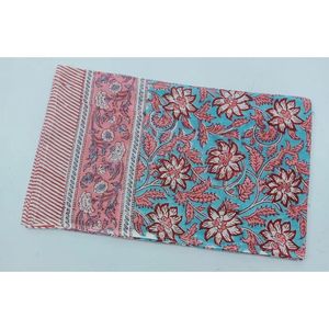 Écharpe en coton doux imprimée à la main avec pompons dessinés à la main, accessoire élégant - Product Image 1