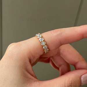 Anillo de Bodas de Oro Sólido de 14K con Diseño Personalizado, Anillos de Alta Calidad con Corte Ovalado, Engaste de Moissanita Eternity, Certificado GIA de Laboratorio - Product Image 1